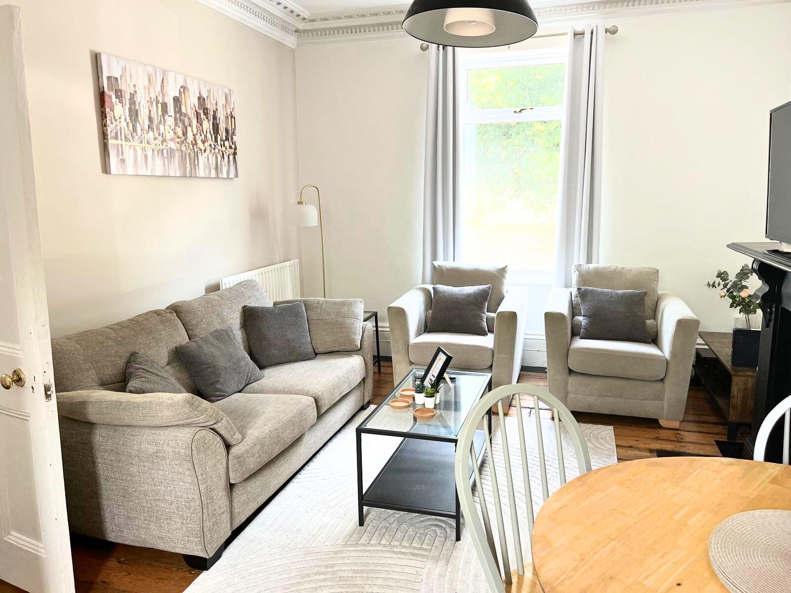 4-Bed Townhouse | Fast Wifi | Free Parking Spaces3