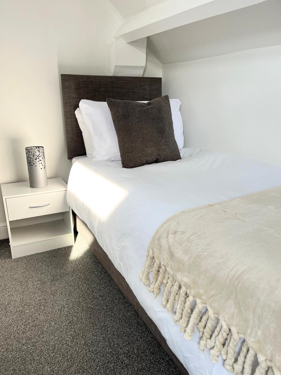 4-Bed Townhouse | Fast Wifi | Free Parking Spaces4