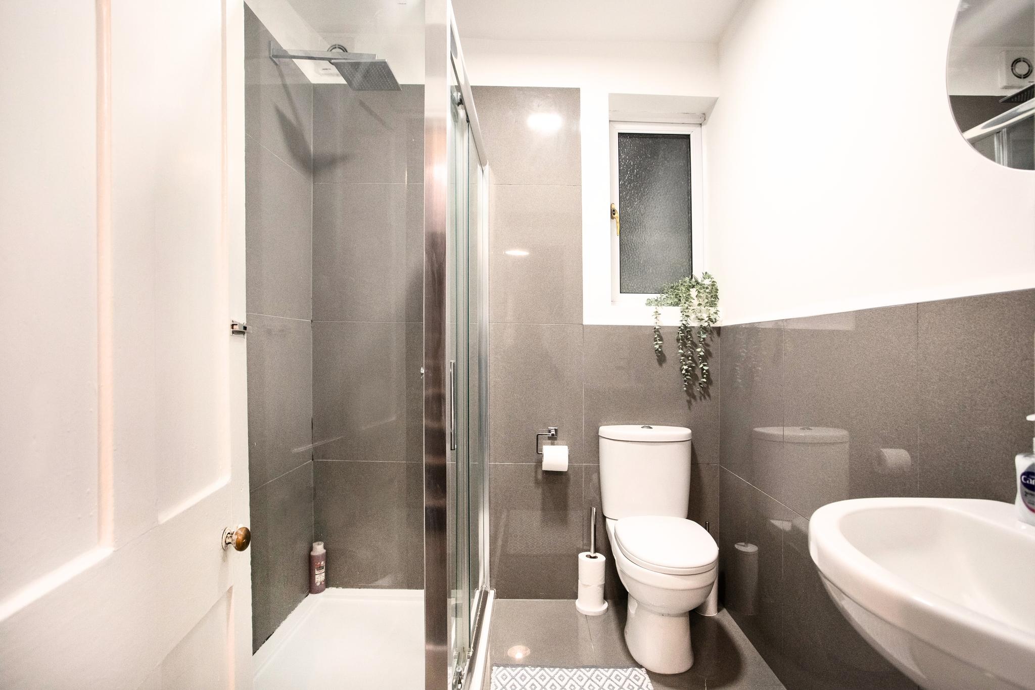 4-Bed Townhouse | Fast Wifi | Free Parking Spaces6