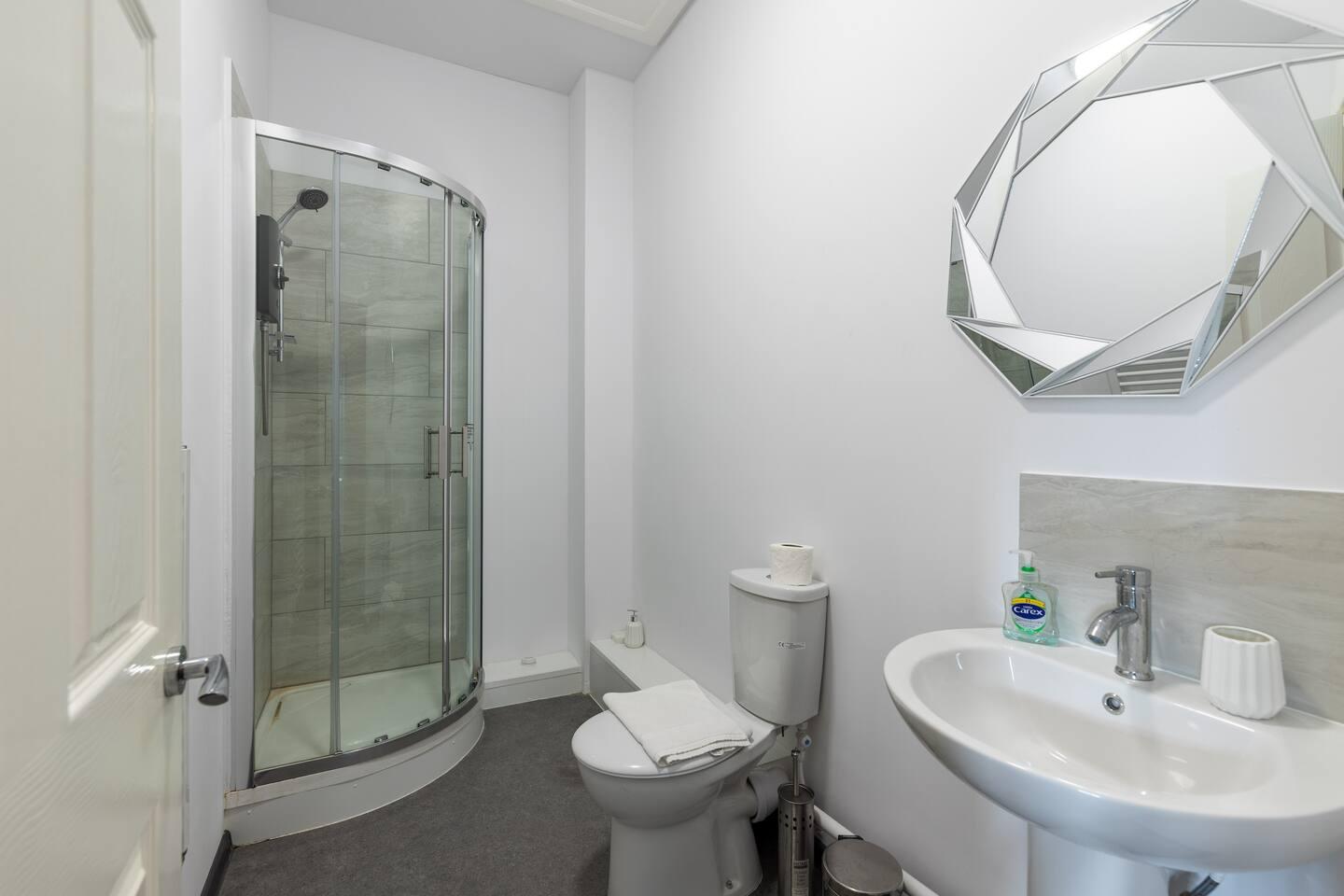 2 bed, Parking, Netflix, A1 Road5